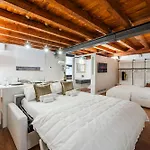 Aria Arena Duplex - Up To 8 Pax