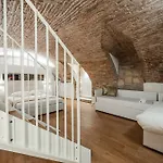 Aria Arena Duplex - Up To 8 Pax