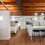 Aria Arena Duplex - Up To 8 Pax