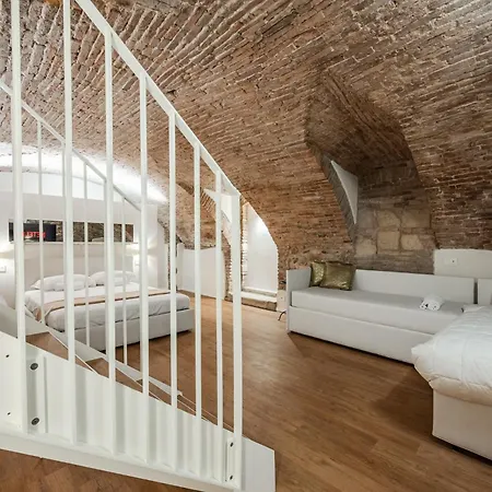 Aria Arena Duplex - Up To 8 Pax