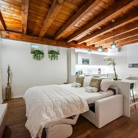 Aria Arena Duplex - Up To 8 Pax