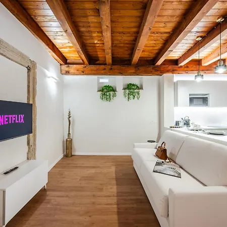 Aria Arena Duplex - Up To 8 Pax